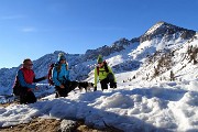 01 Sulle nevi alla Baita Belvedere nella conca della Baita del Camoscio  con vista verso Cavallo e Pegherolo